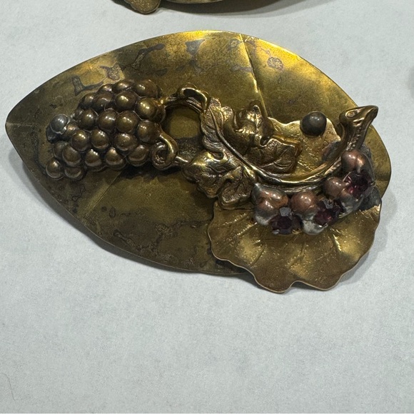 Vintage Brass Leaf‎ Grape Cluster Brooch And Clip On Earrings Set - Picture 4 of 13